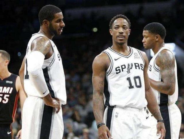 同时用脚尖 同时用脚尖